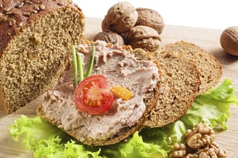 Walnusspaste bringt Abwechslung auf Ihr Brot und ist besonders selbst gemacht eine Delikatesse