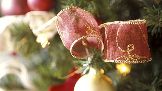 Mit selbstgebasteltem Weihnachtsschmuck wird der Christbaum noch schöner.