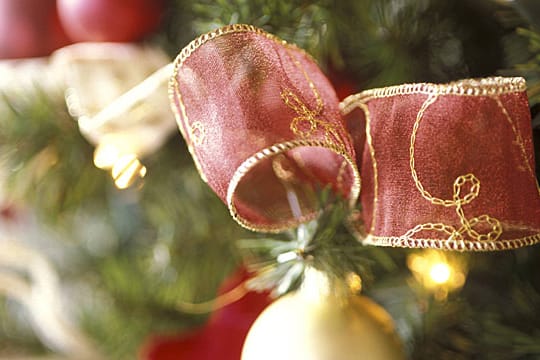 Mit selbstgebasteltem Weihnachtsschmuck wird der Christbaum noch schöner.