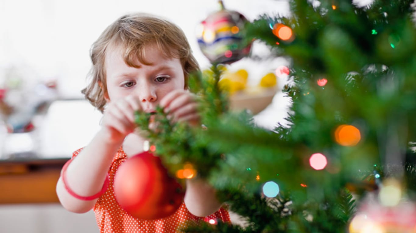 Einen künstlichen Weihnachtsbaum kann man genauso schmücken wie einen echten Tannenbaum