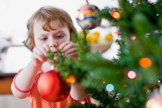 Einen künstlichen Weihnachtsbaum kann man genauso schmücken wie einen echten Tannenbaum