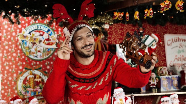 Auch Fahri Yardim ist beim weihnachtlichen Treiben von "Alles ist Liebe" mit dabei.