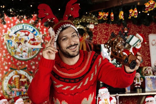 Auch Fahri Yardim ist beim weihnachtlichen Treiben von "Alles ist Liebe" mit dabei.