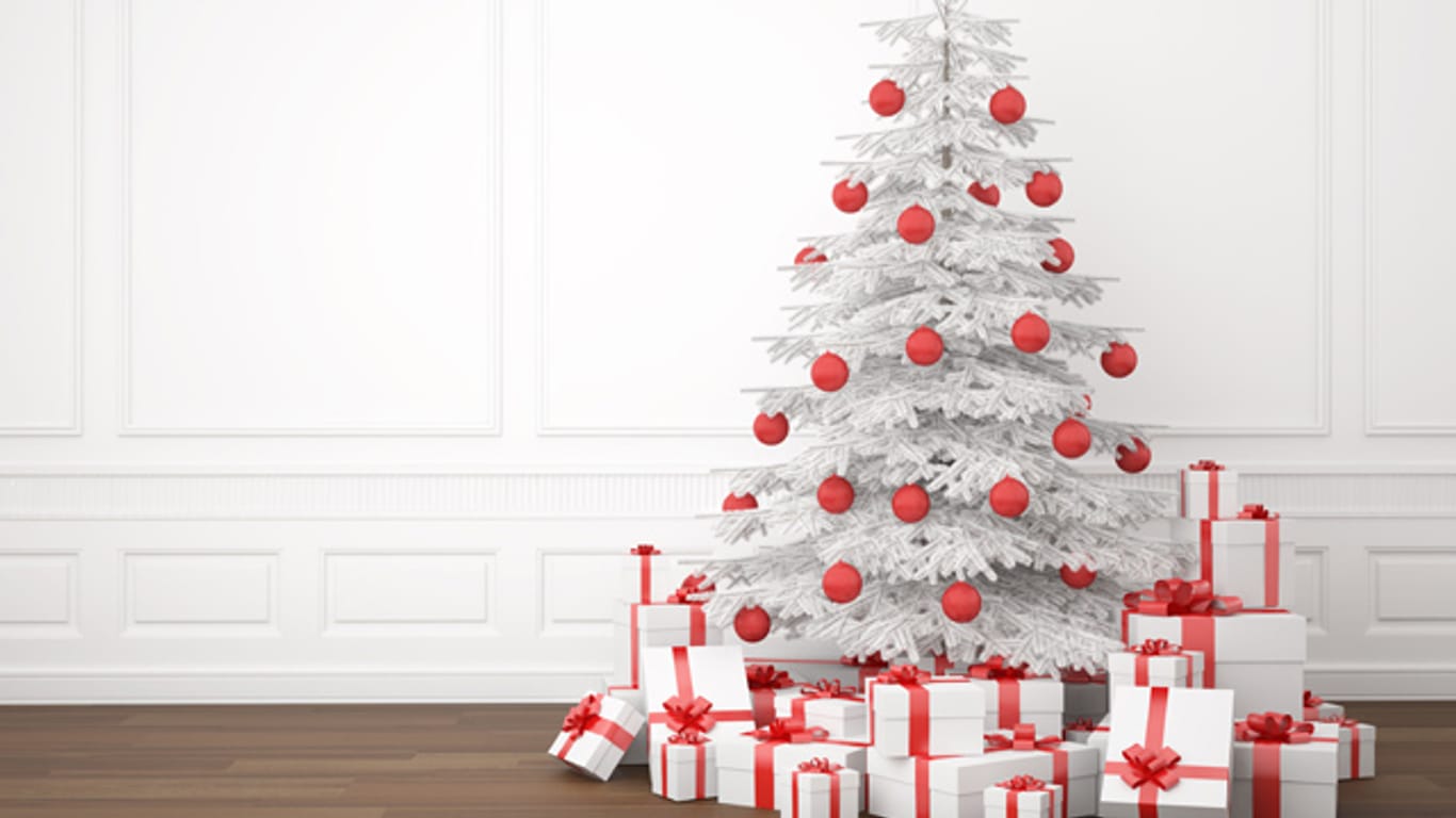 Ein weißer Weihnachtsbaum kommt vor allem in minimalistisch eingerichteten Wohnungen besonders gut zur Geltung