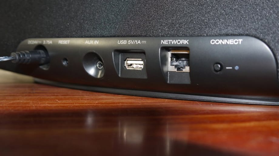 Auf der Rückseite findet man die Anschlussleiste der Box: Die USB-Buchse eignet sich auch zum Aufladen von Handys oder Tablets.
