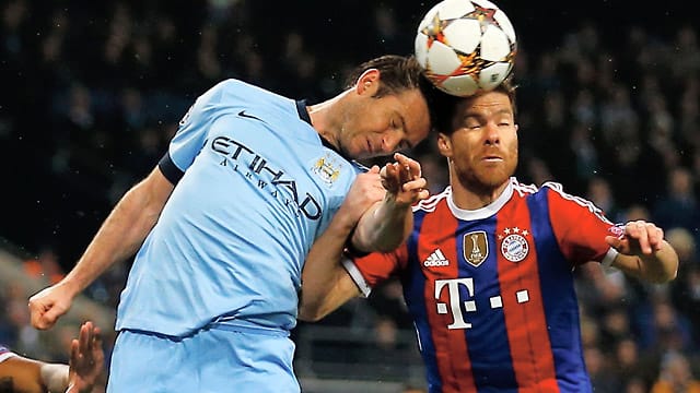 Zwei Fußball-Ikonen im Kopfballduell: Manchesters Frank Lampard (li.) gegen Bayerns Xabi Alonso. Zwei Fußball-Ikonen im Kopfballduell: Manchesters Frank Lampard (li.) gegen Bayerns Xabi Alonso.