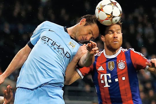 Zwei Fußball-Ikonen im Kopfballduell: Manchesters Frank Lampard (li.) gegen Bayerns Xabi Alonso.