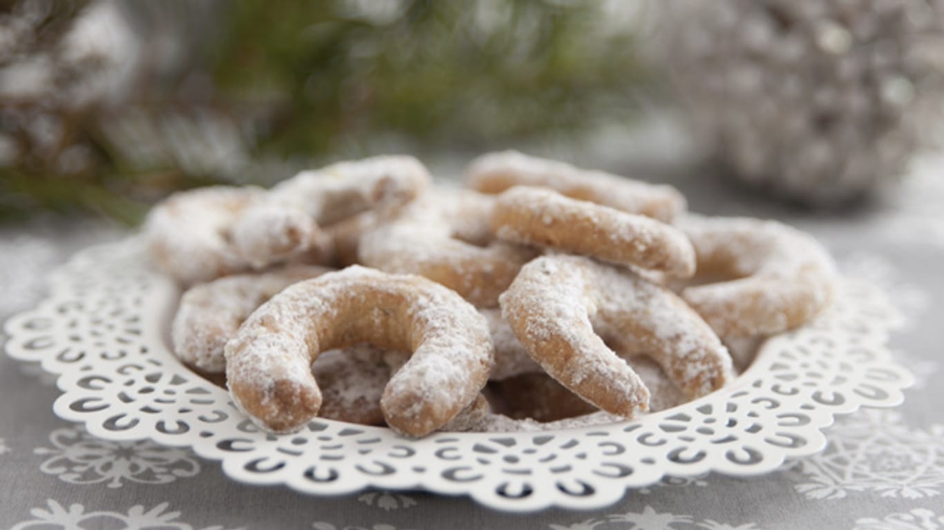 Vanillekipferl werden zwar im klassischen Rezept mit Mandeln gebacken aber auch ohne Mandeln sind sie ein Genuss zur Weihnachtszeit