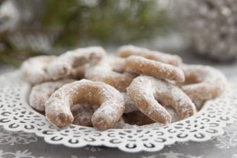 Vanillekipferl werden zwar im klassischen Rezept mit Mandeln gebacken aber auch ohne Mandeln sind sie ein Genuss zur Weihnachtszeit
