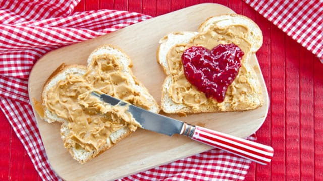 Erdnussbutter ist natürlicher und gesünder, wenn man sie selber macht.