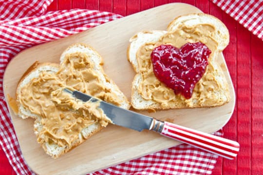 Erdnussbutter ist natürlicher und gesünder, wenn man sie selber macht.