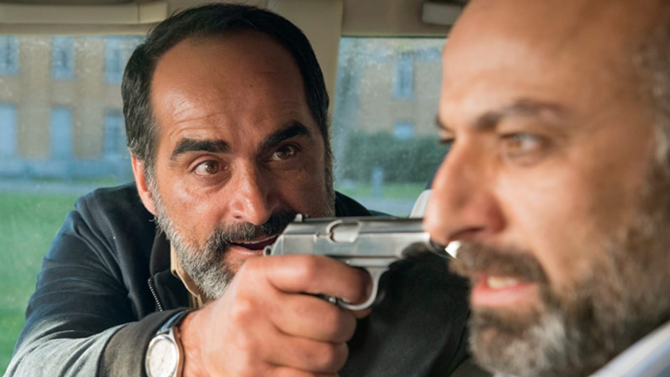 Harun (Navid Negahban) bedroht im "Tatort: Die Feigheit des Löwen" seinen Bruder Nagib (Husam Chadat).