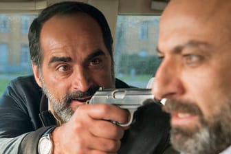 Harun (Navid Negahban) bedroht im "Tatort: Die Feigheit des Löwen" seinen Bruder Nagib (Husam Chadat).