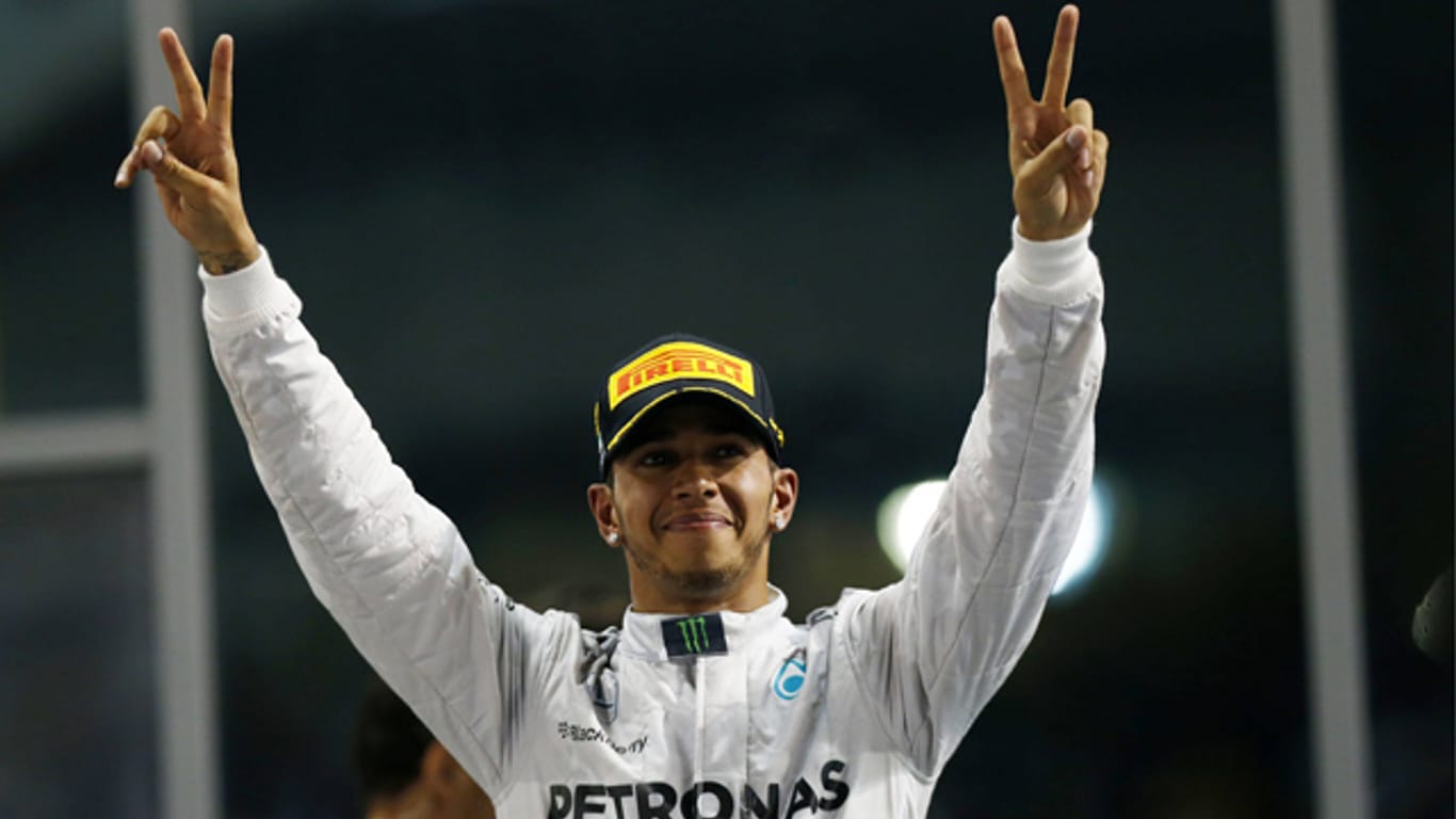 Mercedes-Pilot Lewis Hamilton bejubelt seinen WM-Titel in Abu Dhabi.