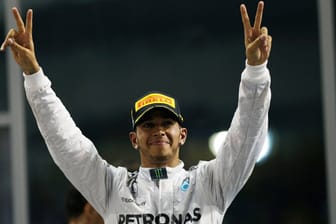 Mercedes-Pilot Lewis Hamilton bejubelt seinen WM-Titel in Abu Dhabi.