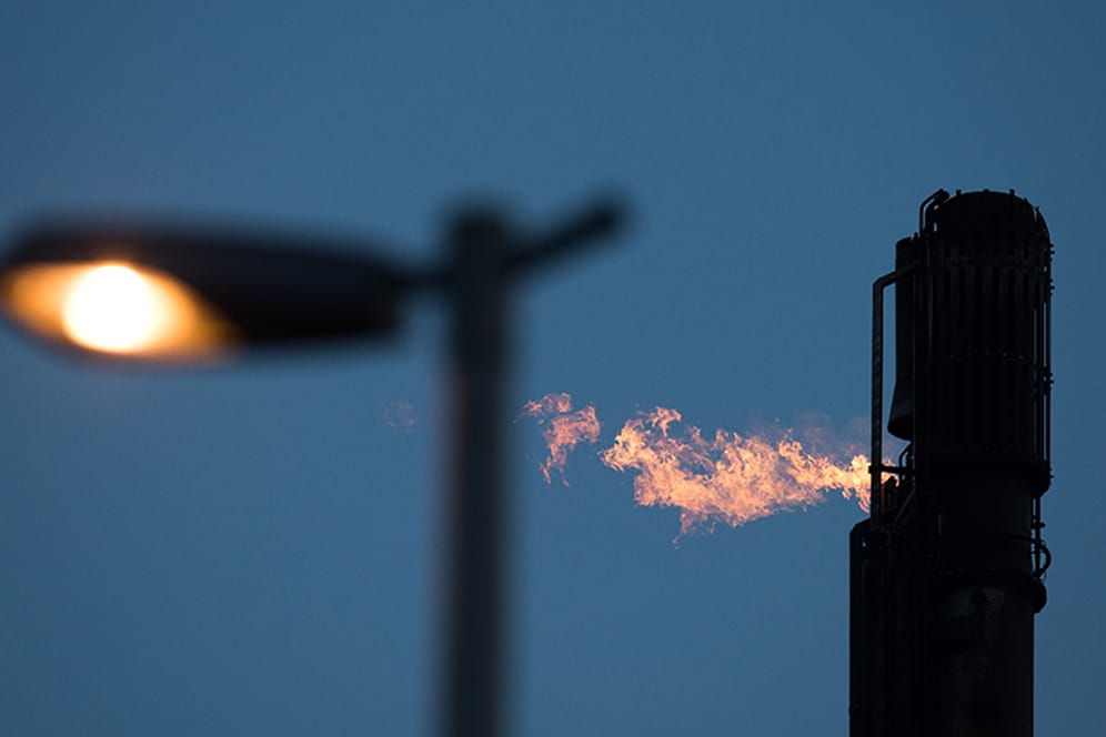 Raffinerie in Hamburg - der Ölpreis ist weiter auf Talfahrt.