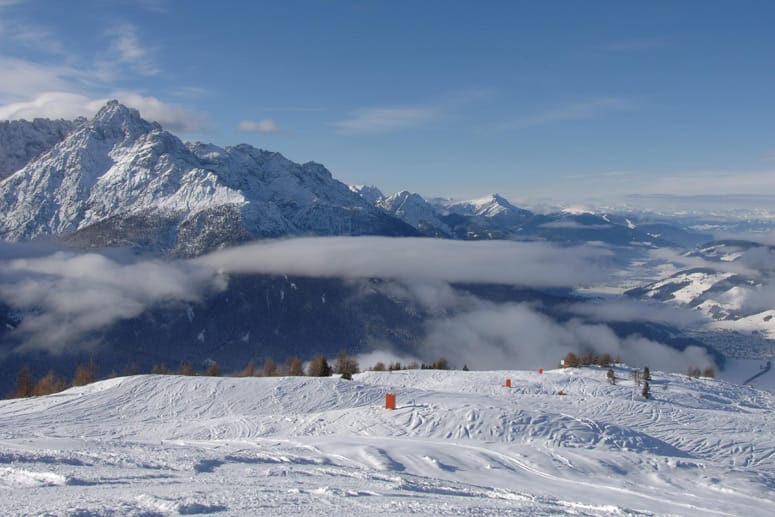 Skifahren am Helm, Blick ins Pustertal, Richtung Bruneck. Endlich erfolgte eine Verbindung der traditionsreichen Skigebiete Helm und Rotwand.