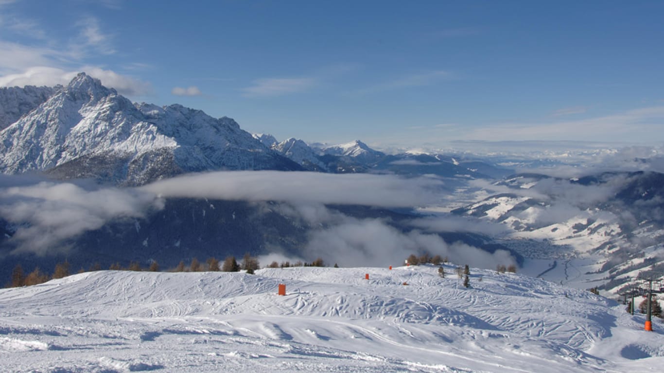 Skifahren am Helm, Blick ins Pustertal, Richtung Bruneck. Endlich erfolgte eine Verbindung der traditionsreichen Skigebiete Helm und Rotwand.