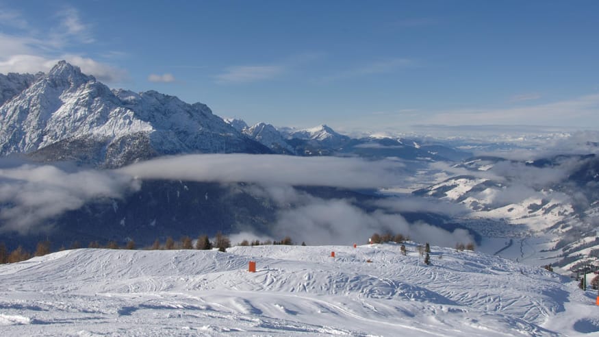 Skifahren am Helm, Blick ins Pustertal, Richtung Bruneck. Endlich erfolgte eine Verbindung der traditionsreichen Skigebiete Helm und Rotwand.