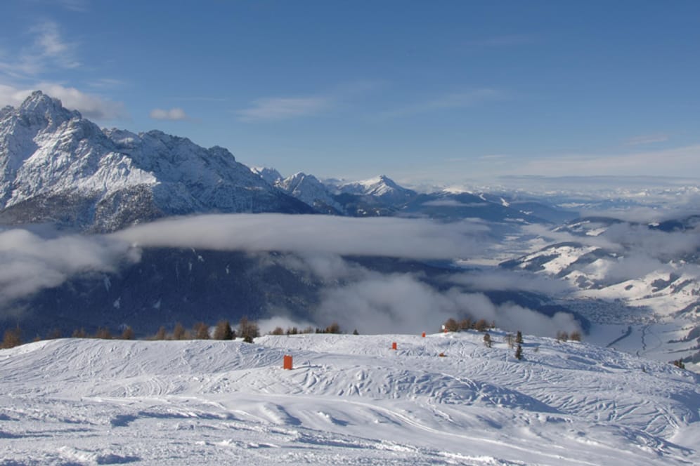 Skifahren am Helm, Blick ins Pustertal, Richtung Bruneck. Endlich erfolgte eine Verbindung der traditionsreichen Skigebiete Helm und Rotwand.