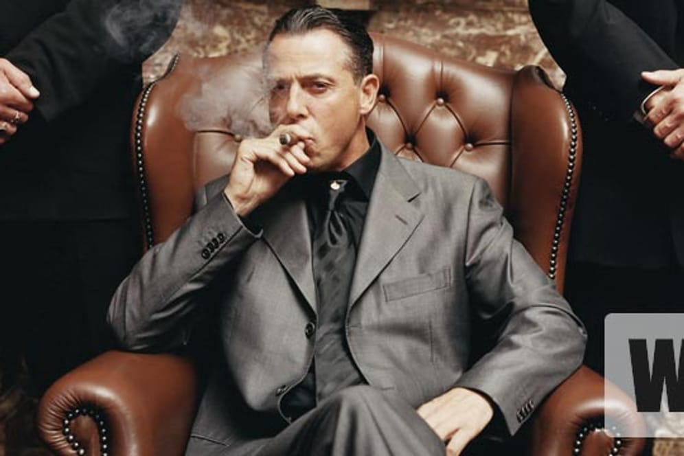 Entschleunigung für Männer: Zigarre rauchen in einer guten Cigar-Lounge.