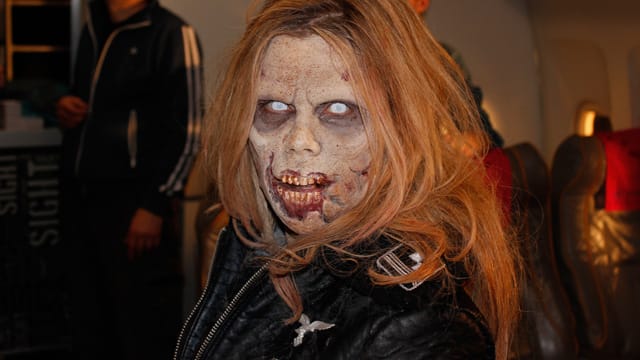 Michaela Schaffrath als Zombie in "Sky Sharks".