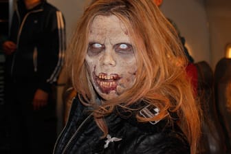 Michaela Schaffrath als Zombie in "Sky Sharks".