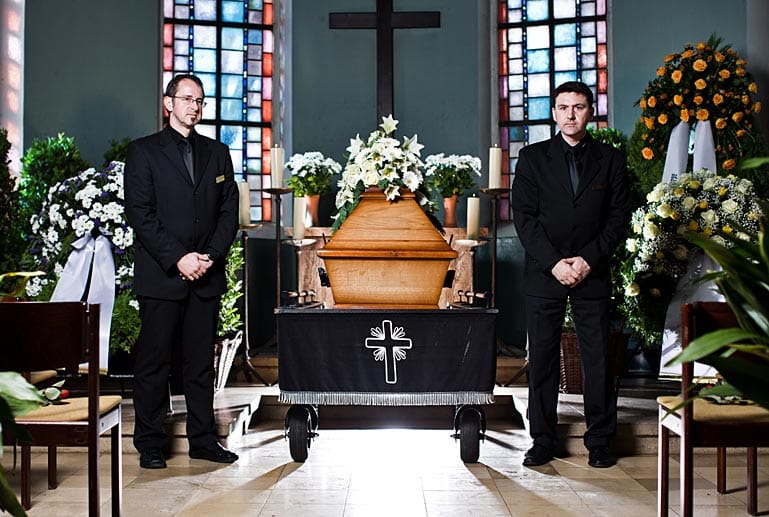 Die beiden Bestatter Gregor Kuhnle (links) und sein Kollege Frank Schmitt vom 1. Weinheimer Bestattungsunternehmen, haben tagtäglich mit dem Tod zu tun.