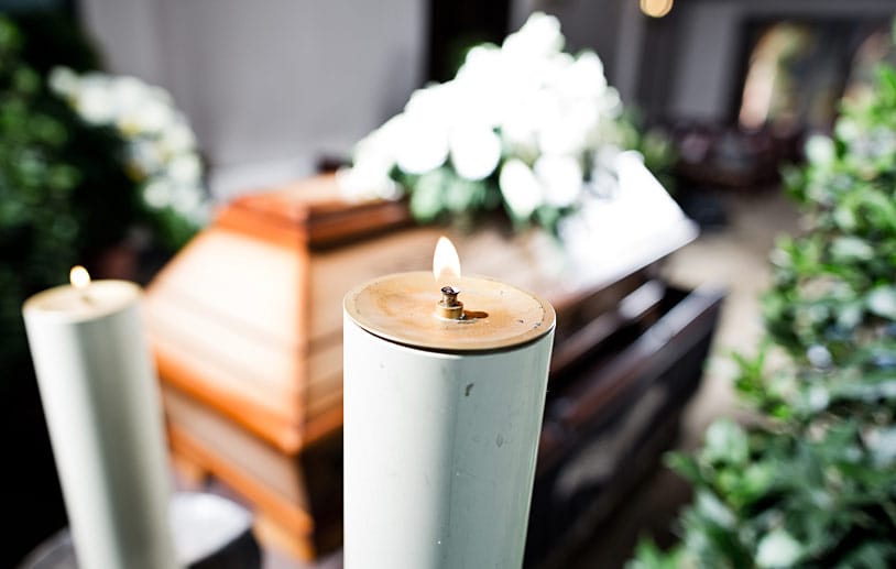 Kerzen, die für mehr als ein Dutzend Beerdigungen ihren Dienst versehen.