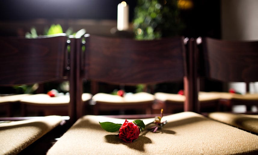 Letzer Gruß. Sarg-Rosen für die Angehörigen und anderen Trauergäste.