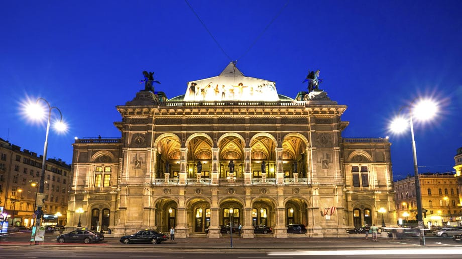 Die Wiener Oper zur blauen Stunde.