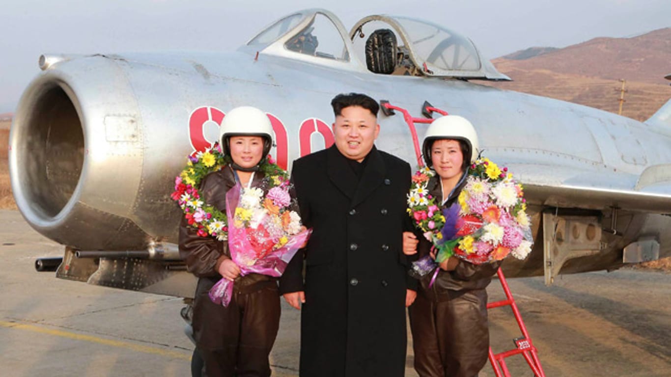 Nordkoreas Machthaber Kim Jong Un besuchte Kampfpilotinnen