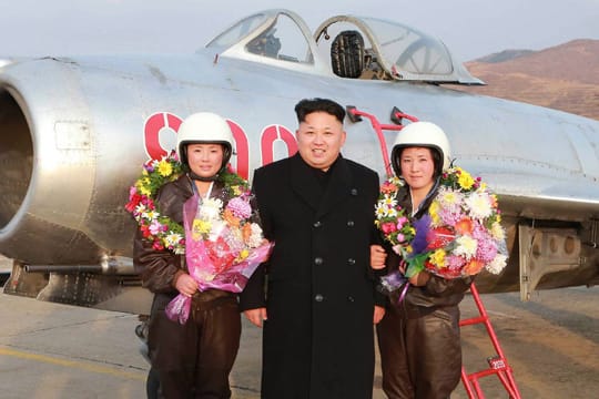 Nordkoreas Machthaber Kim Jong Un besuchte Kampfpilotinnen