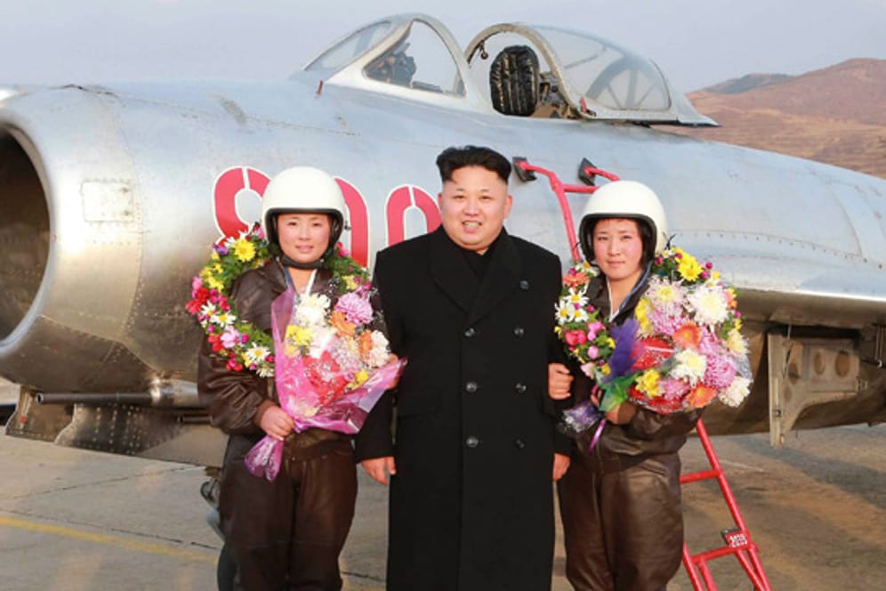 Nordkoreas Machthaber Kim Jong Un besuchte Kampfpilotinnen