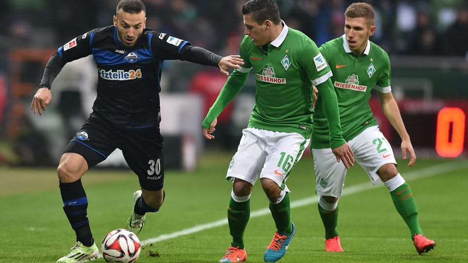 Süleyman Koc behauptet den Ball gegen zwei Bremer.