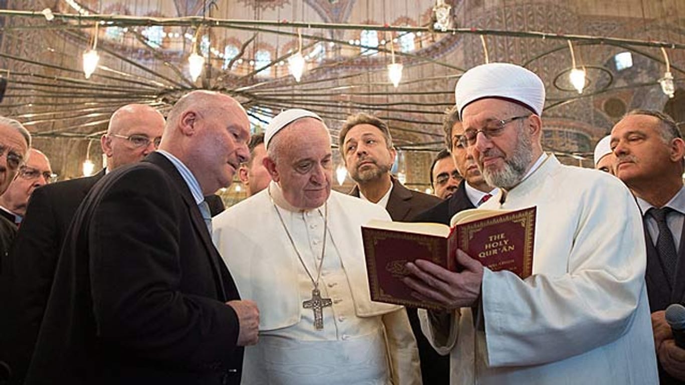 Mufti Rahmi Yaran zeigt dem Papst eine Ausgabe des Koran.