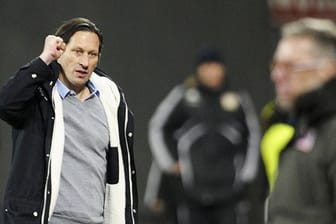 Roger Schmidt (li.) schießt gegen seinen Kölner Kollegen Peter Stöger.