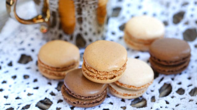 Kaffeemakronen sind eine tolle Alternative zu klassischen Weihnachtsplätzchen.