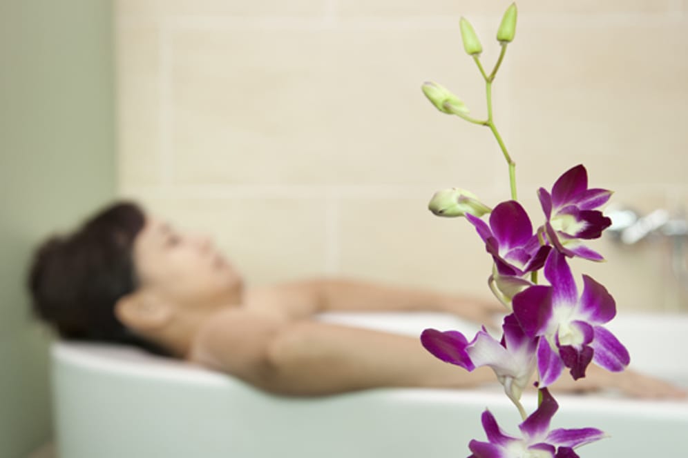 Mit einer schönen Orchidee wirkt das Bad viel gemütlicher.