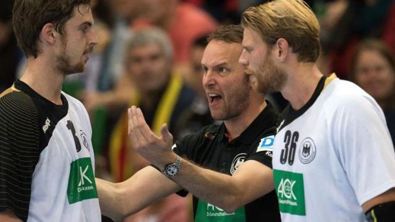 Bundestrainer Dagur Sigurdsson (schwarzes Shirt) und sein Team werden bei der WM nicht live bei ARD und ZDF zu sehen sein.
