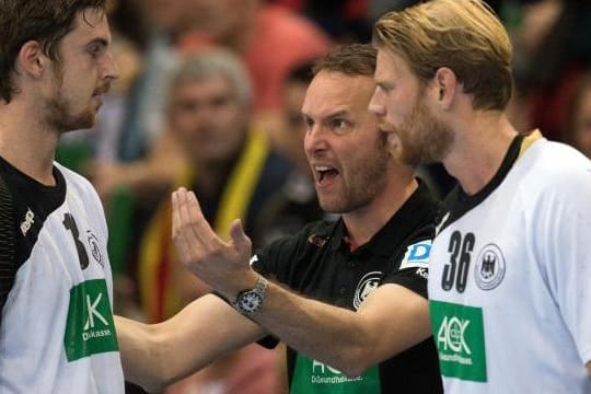 Bundestrainer Dagur Sigurdsson (schwarzes Shirt) und sein Team werden bei der WM nicht live bei ARD und ZDF zu sehen sein.