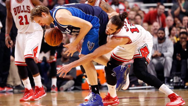 Dirk Nowitzki (li.) gegen Joakim Noah: Es ging ordentlich zur Sache zwischen Dallas und Chicago.