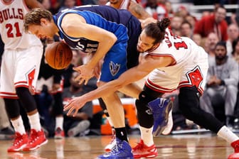 Dirk Nowitzki (li.) gegen Joakim Noah: Es ging ordentlich zur Sache zwischen Dallas und Chicago.