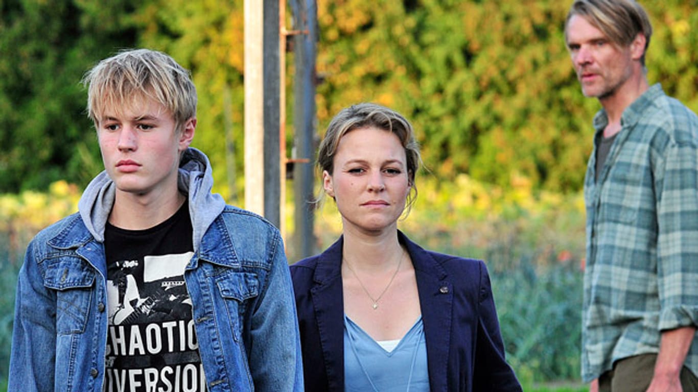 "Polizeiruf Hexenjagd": Kriminalhauptkommissarin Olga Lenski (Maria Simon, Mitte) verhaftet den Verdächtigen Tobias (gespielt von ihrem Sohn Ludwig).