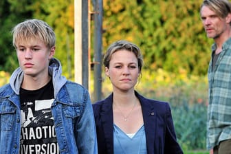 "Polizeiruf Hexenjagd": Kriminalhauptkommissarin Olga Lenski (Maria Simon, Mitte) verhaftet den Verdächtigen Tobias (gespielt von ihrem Sohn Ludwig).