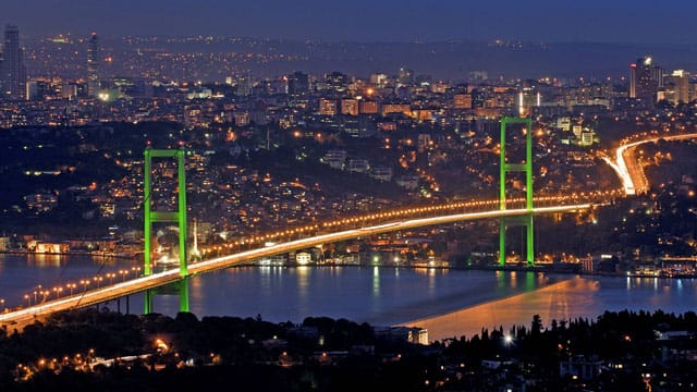 Die Bosporus-Brücke in Istanbul bei Nacht: Die Türkei hat sich 2014 bei der Korruption am stärksten in die falsche Richtung entwickelt