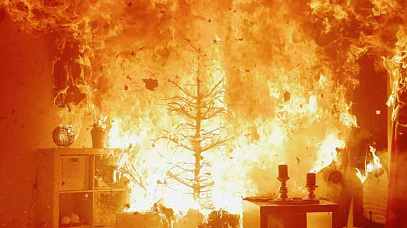 Innerhalb von Minuten kann ein Weihnachtsbaum nieder brennen - und mit ihm das ganze Zimmer.