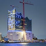 Die Baukosten für die Hamburger Elbphilharmonie summieren sich mittlerweile auf rund 865 Millionen Euro - umgerechnet rund etwa 1,07 Milliarden Dollar. Im dem Ranking der teuersten Wolkenkratzer der Welt des Hamburger Immobiliendienstleisters Emporis belegt das Konzerthaus damit Platz acht.