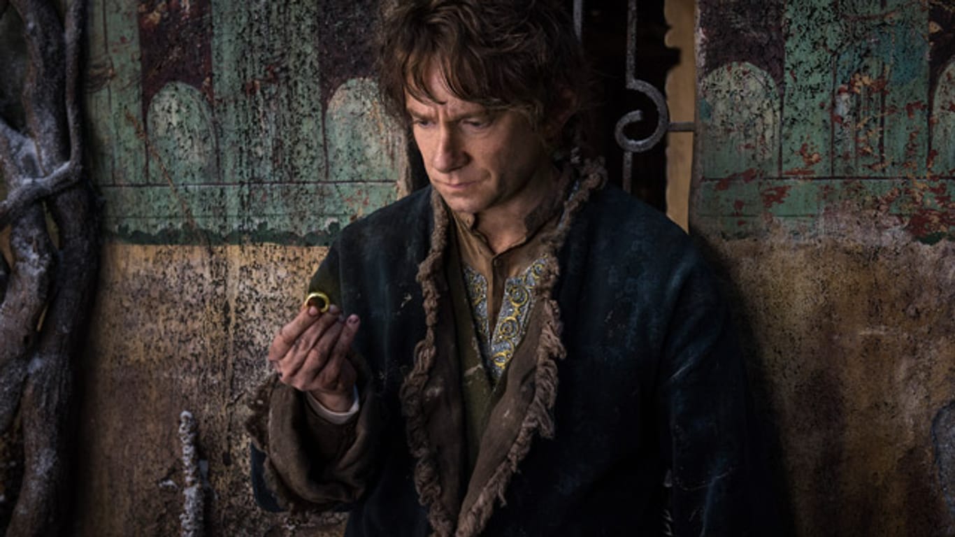 Was es wohl mit diesem Ring auf sich hat? Bilbo (Martin Freeman) betrachtet misstrauisch seinen Schatz.