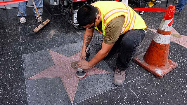 Ein Reinigungs-Team säubert Bill Cosbys Stern auf dem Hollywood Walk of Fame